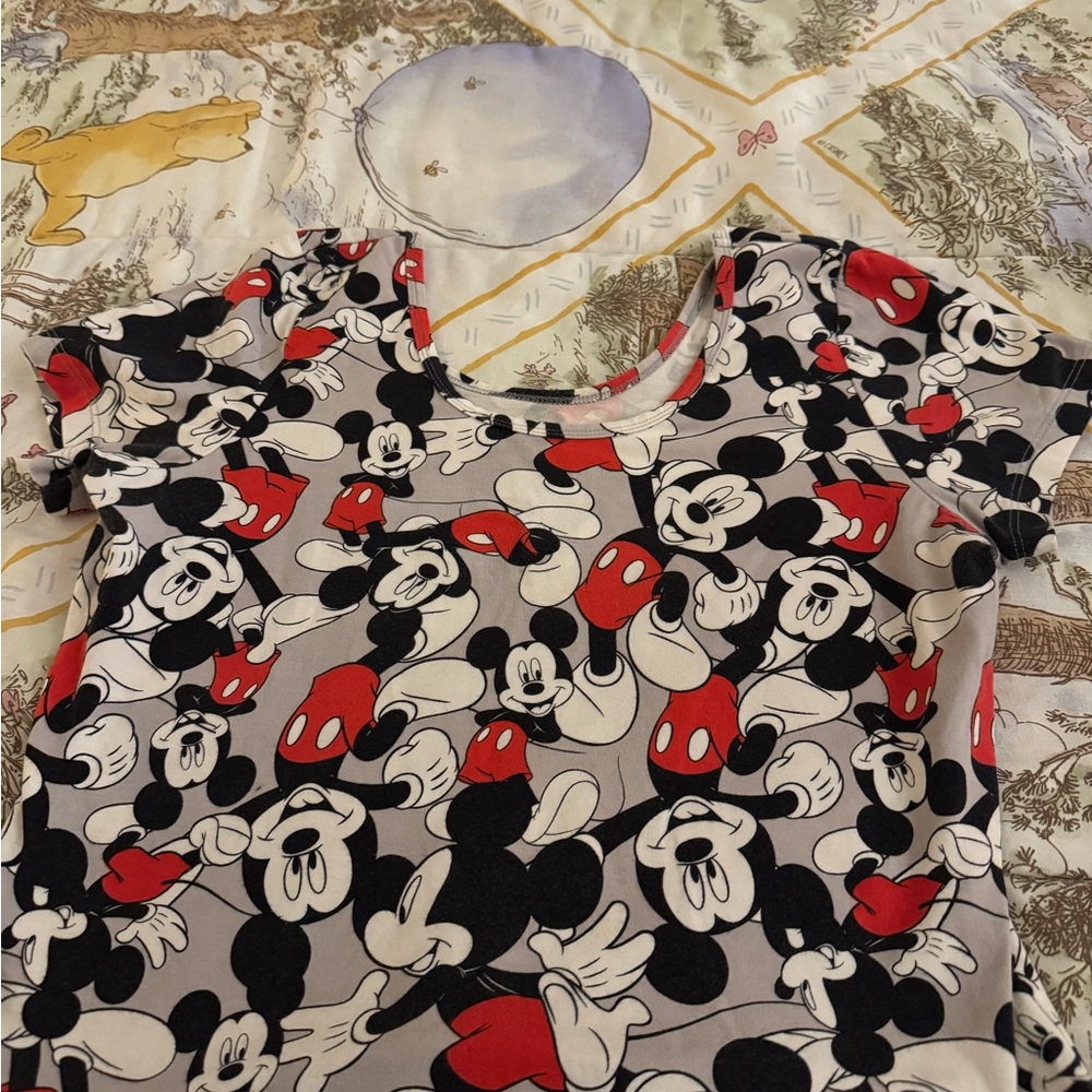 2 shirts in this deal included in purchase price. Both are nice condition.